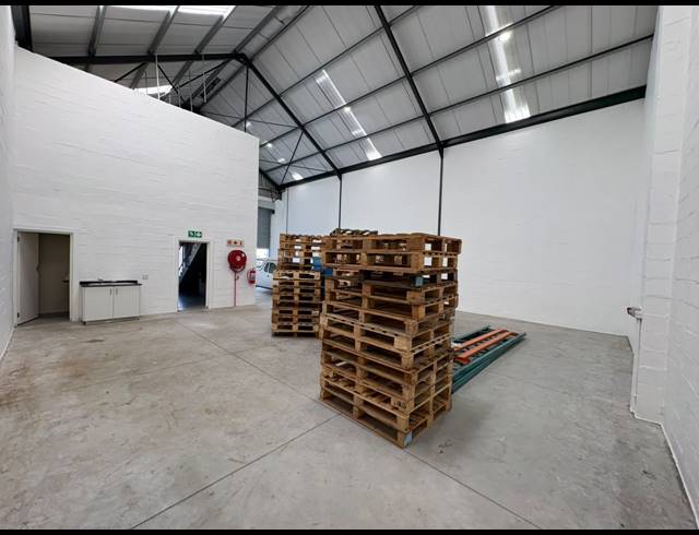207M² WAREHOUSE TO LET IN FIRGROVE INDUSTRIAL ESTATE